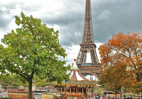 640px-Eiffel_Tower_and_Carrousel_de_la_Tour_Eiffel,_20_October_2013_cr